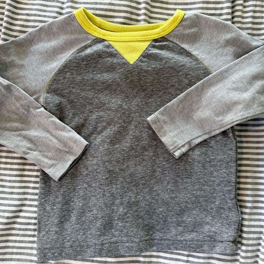 Long sleeve shirts 2T - Picture 5 of 8